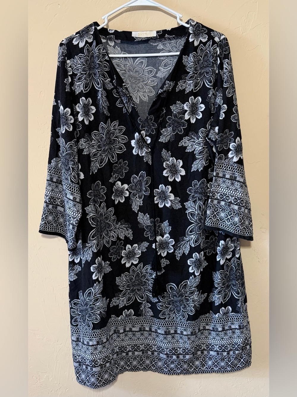 entro Black and White Floral V-Neck Midi Dress